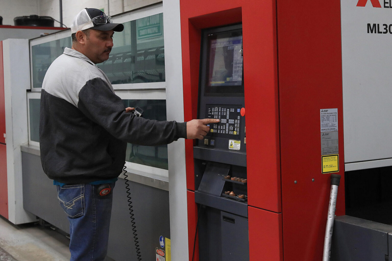 La producción industrial de México cae 0,7 % anual en octubre, pese a repunte mensual