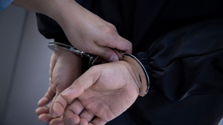 Condenan a hombre en Queens: apuñaló y lanzó a su madre por la ventana de un tercer piso durante una discusión por dinero