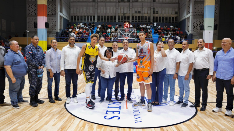 Ministro Kelvin Cruz remoza polideportivo y realiza aporte al TBS de Barahona