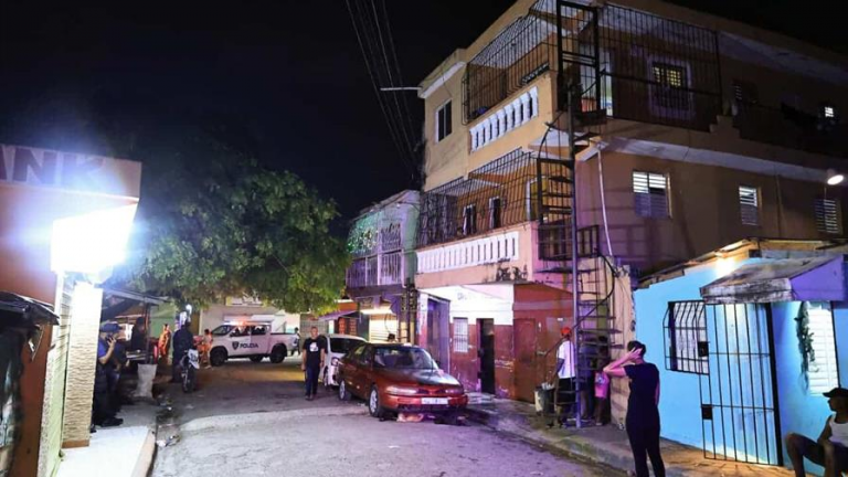 Apresan mujer que "cedió" yipeta del tiroteo en Villa Duarte que dejó dos muertos; hay tres prófugos