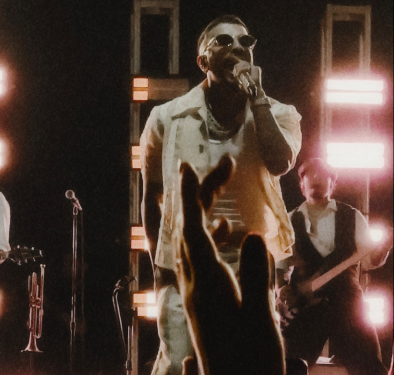 Rauw Alejandro transforma el malecón Santo Domingo en una vibrante “Noche Caribeña”