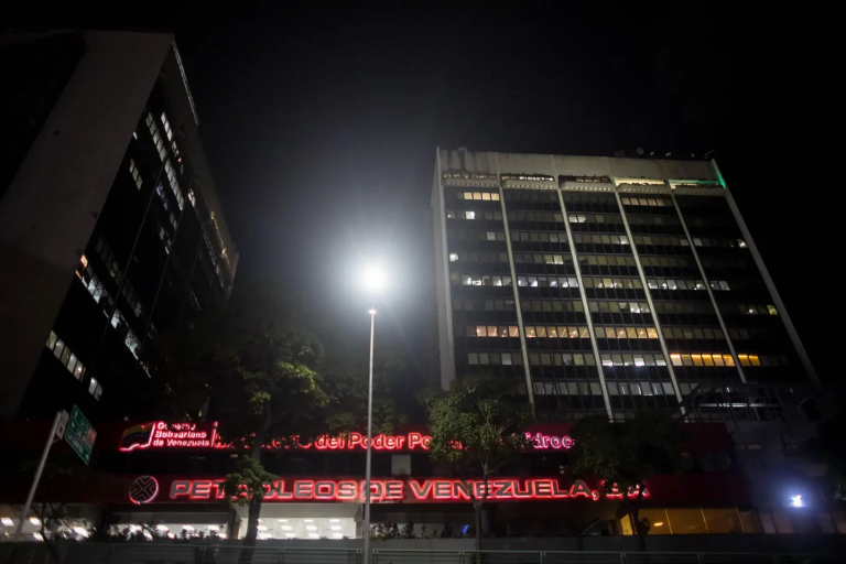 Caracas denuncia ciberataque en medio de "estrategia" de EEUU para hacerse con su petróleo