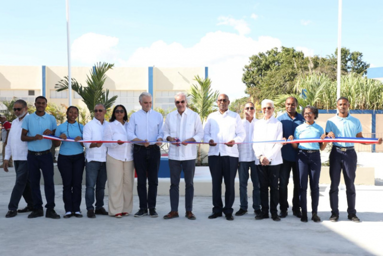 Abinader inaugura liceo en Elías Piña