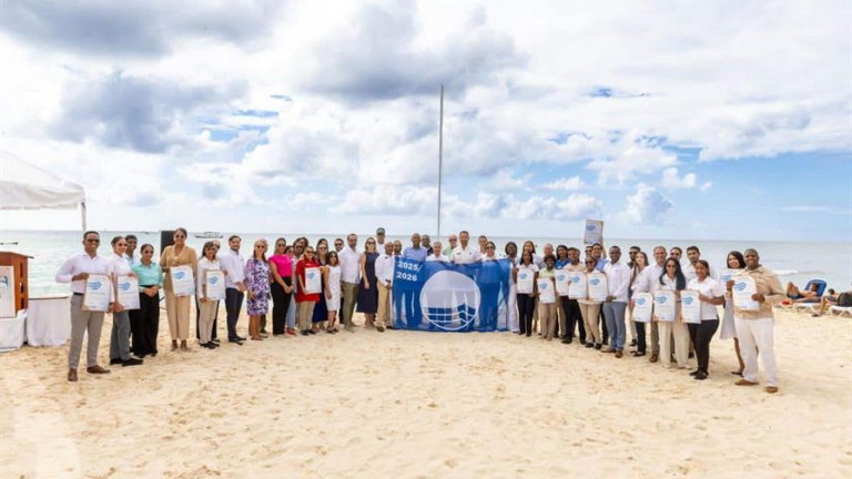 Siete playas en La Romana revalidan certificación Bandera Azul 2025–2026