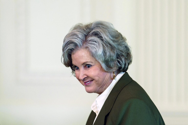 Trump quiere destruir lanchas hasta que Maduro se rinda, dice su jefa de gabinete