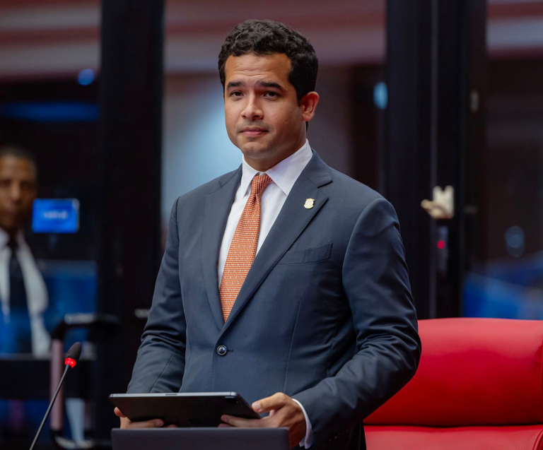 Senadores rechazan propuesta de Omar Fernández para aplicar indexación salarial en 2026