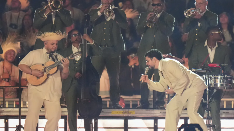 Bad Bunny tuvo en su show de CDMX al papá de Dua Lipa y al vocalista de Fuerza Regida