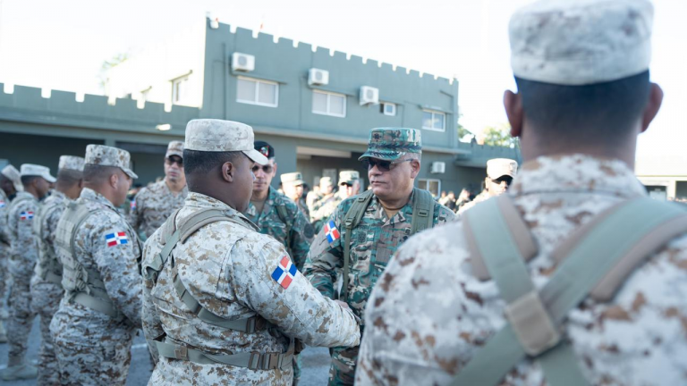 Ministro de Defensa recorre unidades del Ejército en la zona fronteriza y lleva mensaje de reconocimiento