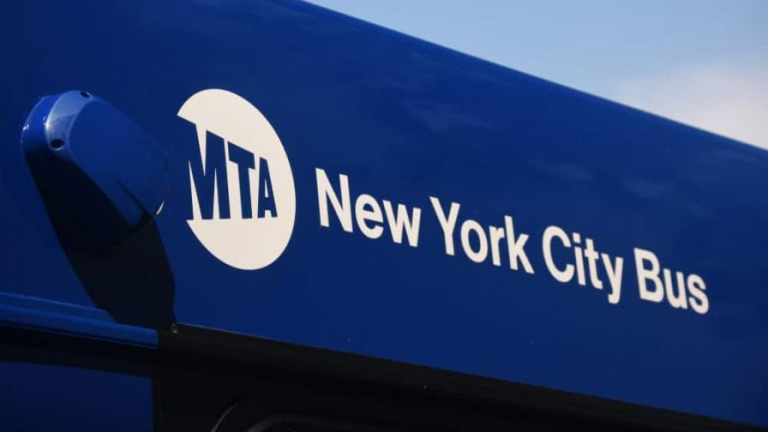 Dos hombres apuñalan a un adolescente de origen dominicano en un autobús en El Bronx