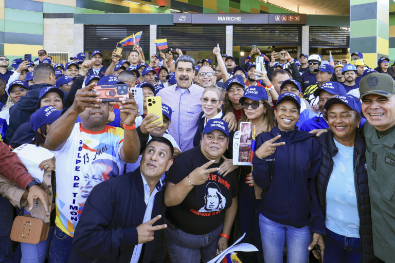 Maduro pide al pueblo de EEUU "levantar las banderas de la paz" en medio de tensiones