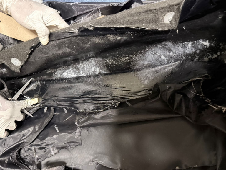 Arrestan en el AILA a mujer con doble nacionalidad que intentaba salir del país con cocaína en maletas