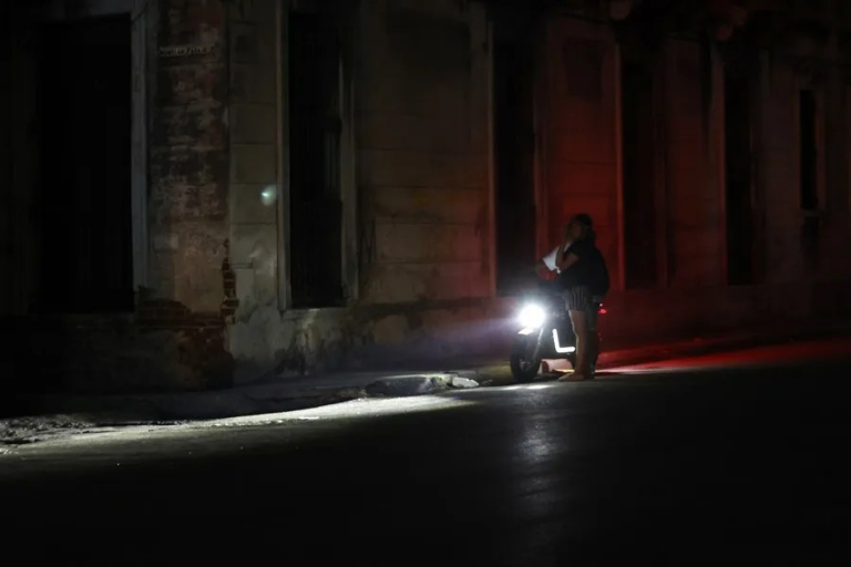 México envía 80.000 barriles de combustible a Cuba para aliviar sus apagones