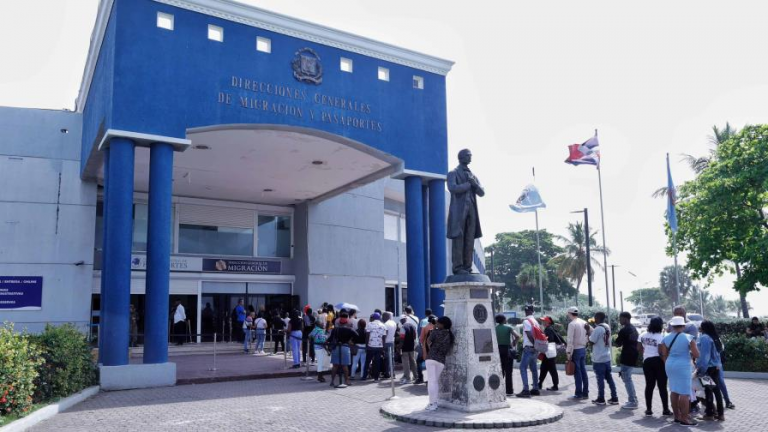 Migración investiga estafa tras denuncia de entregas de permisos de trabajo fraudulentos