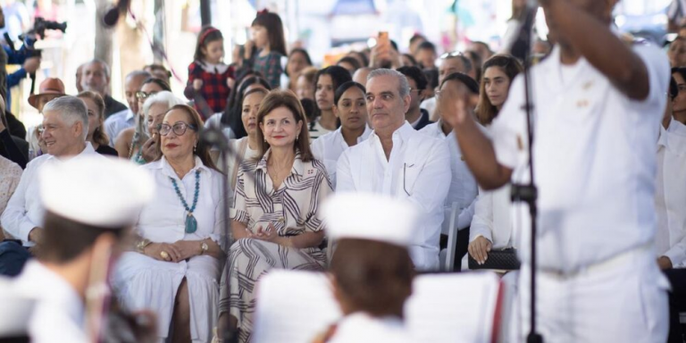 Abinader y Raquel Peña comparten villancicos navideños con familias en Casa Presidencial de Santiago