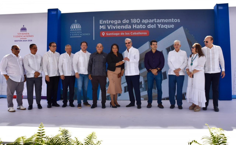 Presidente Abinader entrega 180 viviendas, inaugura escuela y hospital en Santiago