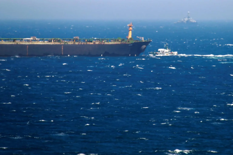 EEUU busca interceptar un tercer petrolero cerca de Venezuela, según medios