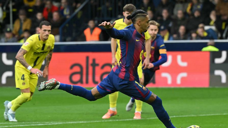 El Barça vence 2-0 al Villarreal y mantiene a distancia al Real Madrid