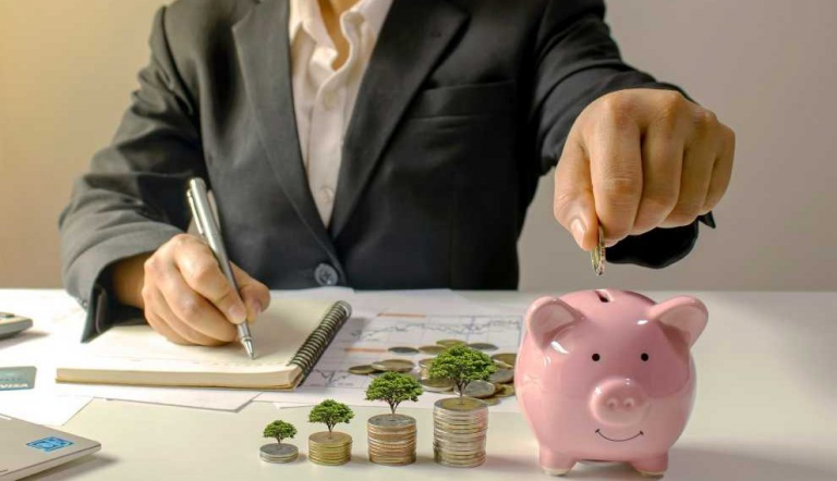 En 2025 promedio de ahorros de hombres en bancos es más alto que de las mujeres