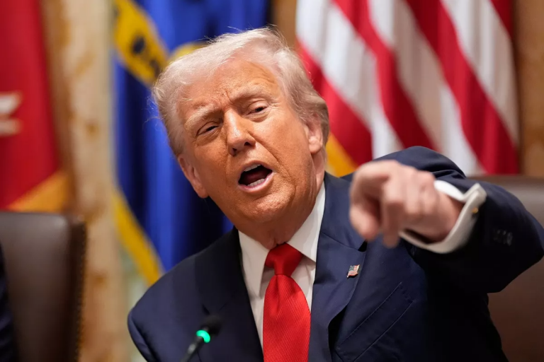 Trump ordena construir dos nuevos buques de guerra con su nombre