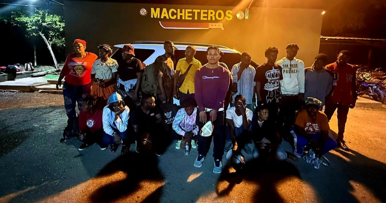 Ejército intercepta jeepeta con 18 nacionales haitianos indocumentados en Esperanza, Valverde