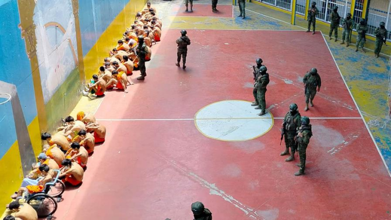 En los huesos y sin visitas, la agonía de los presos en Ecuador
