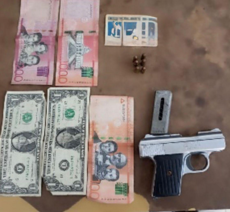 Policía arresta cuatro hombres y ocupa armas ilegales en operativos navideños en Santiago