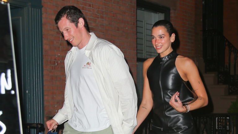 Dua Lipa y Callum Turner celebran la víspera de Navidad en una playa de México