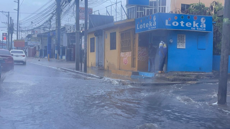 Santiago amanece bajo intensas lluvias e inundaciones en varias vías y barrios previo a la Nochebuena