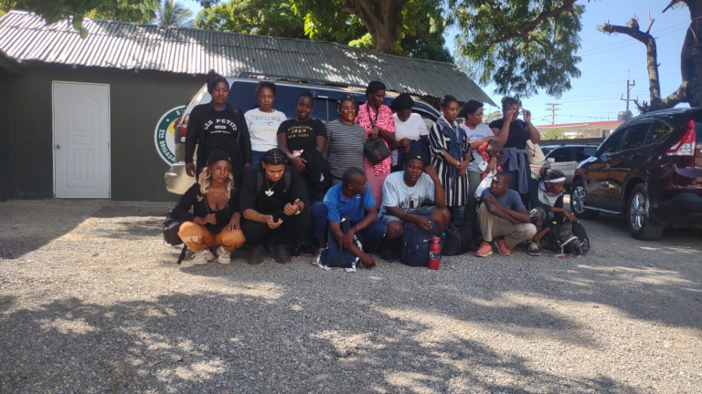 Tras persecución Ejército detiene jeepeta con 15 haitianos indocumentados en Navarrete