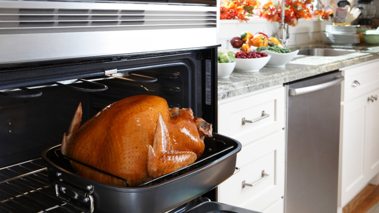 Bomberos advierten sobre riesgos de incendios por dejar hornos y árboles navideños encendidos durante la noche