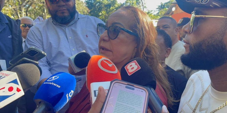 Gobierno asiste a familias afectadas por avería en tubería de Sabana Iglesia y evalúa posible reubicación