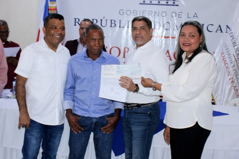 Gobernadora de Azua respalda entrega de más de RD$6 millones a productores afectados por fenómeno atmosférico