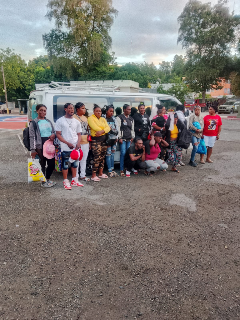 Detienen conductor de minibús transportando a 15 haitianos indocumentados en Azua