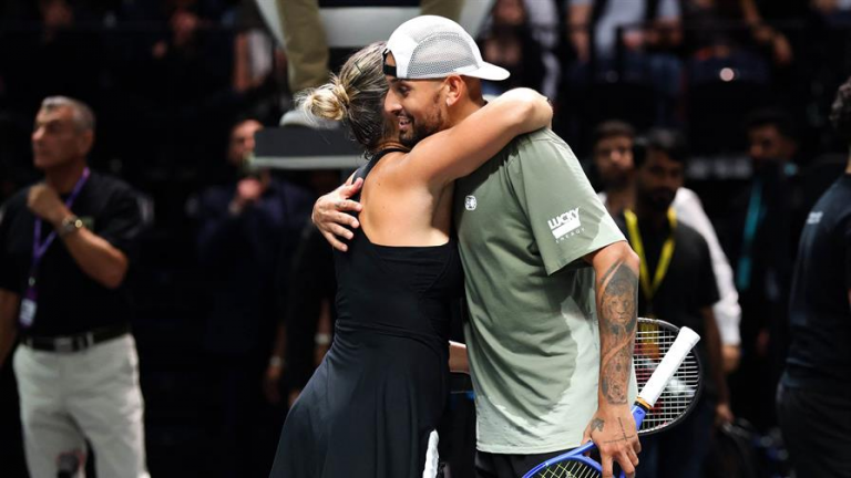 Kyrgios gana a Sabalenka en su "Batalla de los Sexos" en Dubái