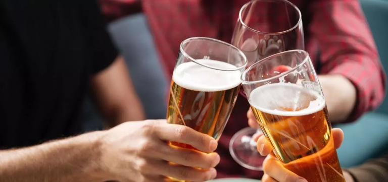 Consumo de alcohol en festividades dispara recaídas y pone en riesgo a jóvenes y familias