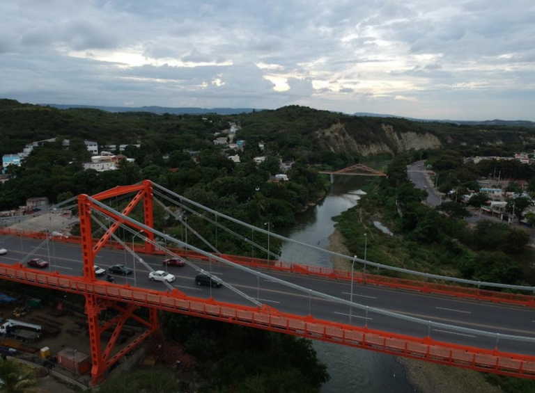 Mujer sobrevive tras lanzarse del puente Hermanos Patiños en Santiago