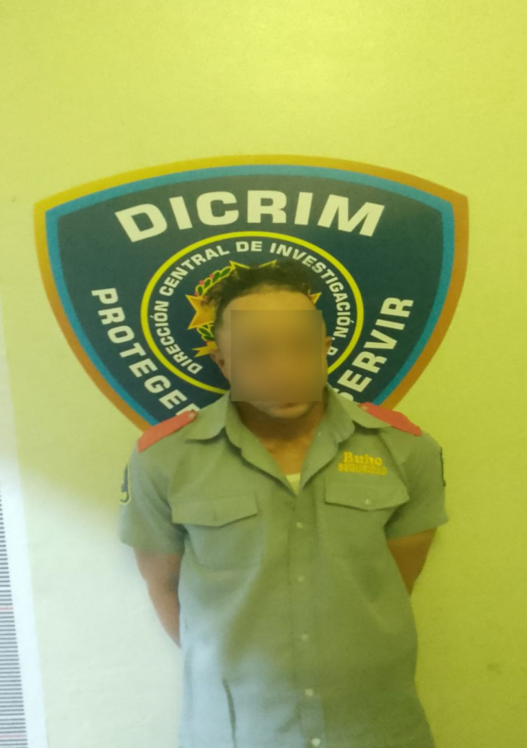 Arrestan hombre por intentar retirar cheques con autorización falsa