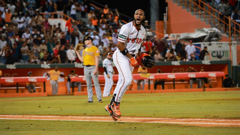 Bryan de la Cruz otra vez se viste de héroe; Toros vencen Águilas y se afirman en el segundo puesto