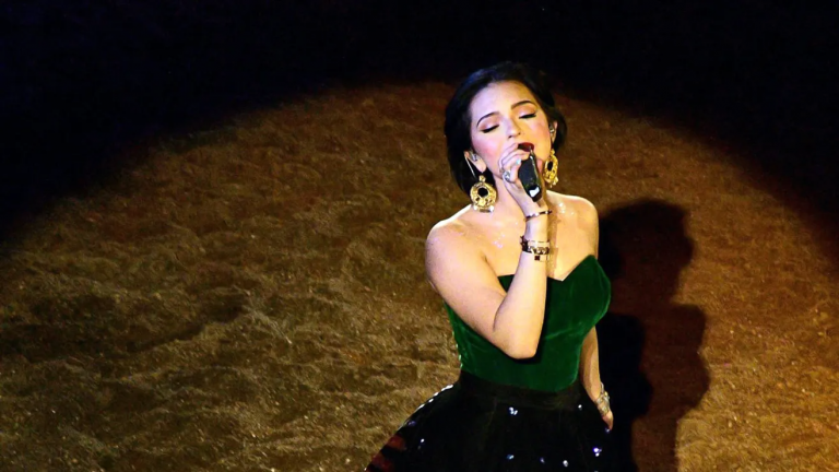 Ángela Aguilar luce un look rebelde y canta en inglés en los Grammy Celebration of Latin Music