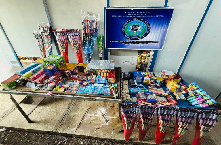 DINTEL, PN y Ministerio Público decomisan más de 3,800 fuegos artificiales ilegales en Santiago