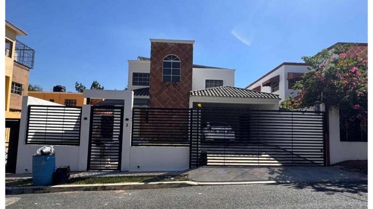 El Blachy cumple un sueño familiar y le regala una casa a su madre