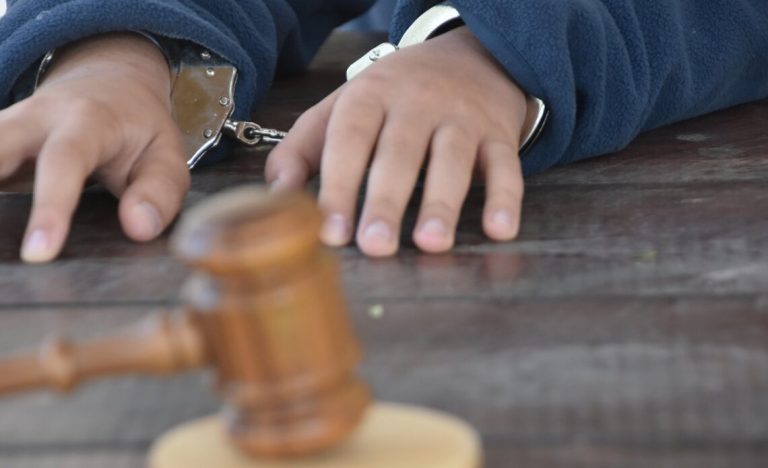 Detienen a dos jóvenes que agredieron a agentes durante presunta carrera ilegal en Bonao