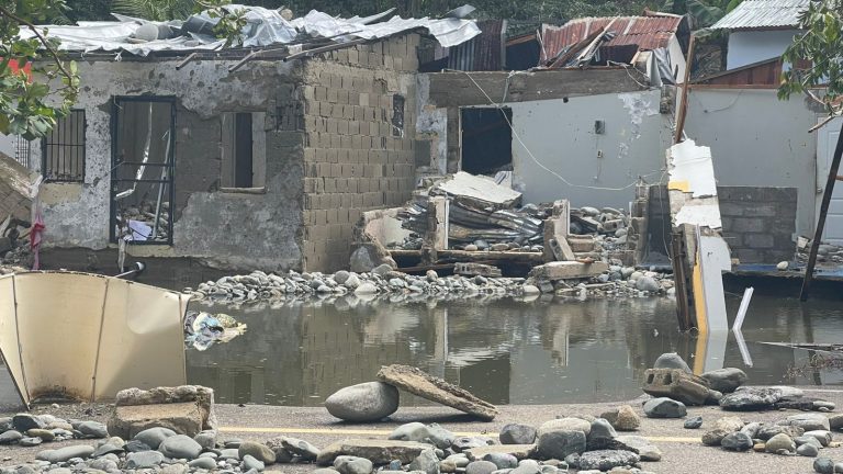 Explosión en tubería de Coraasan causa daños a cuatro viviendas en comunidad de Sabana Iglesia 
