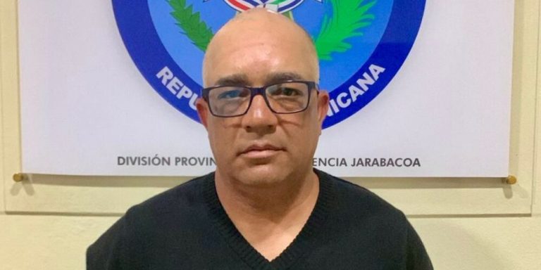 Caen presunto usurpador de Dintel mientras conducía un Mustang en Paso Bajito, Jarabacoa