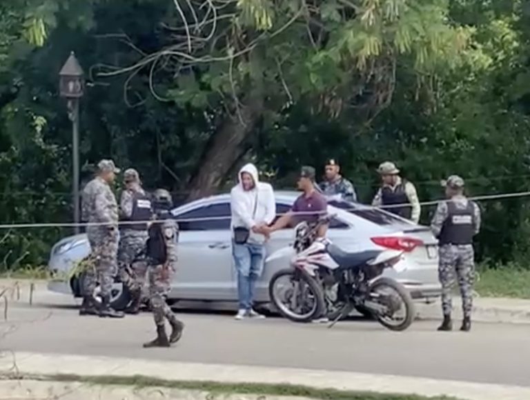 Tres hombres agreden a un agente de la DIGESETT y huyen tras accidente en Puerto Chiquito