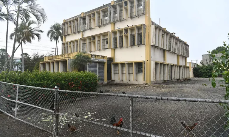 Local del Banco Agrícola con siete años abandono