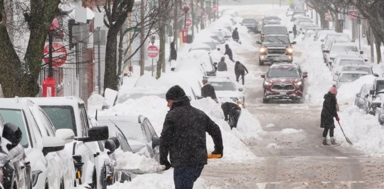 Tormenta deja 30 muertos, cancelan miles vuelos EU