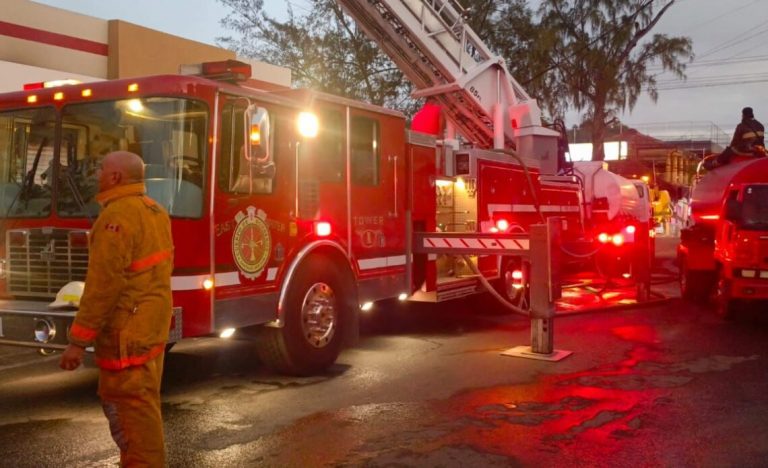 Un incendio arrasa tienda china y otros negocios en Santiago; hay grandes pérdidas