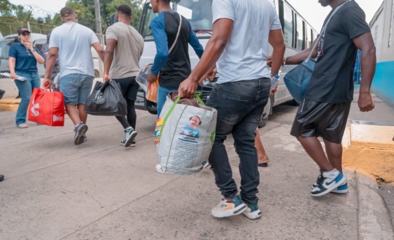 Trasladan otros 400 reclusos desde La Victoria al CCR Las Parras como parte de la reforma penitenciaria