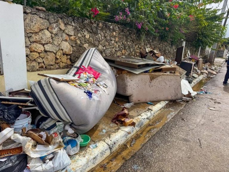 Gobernadora Claritza Rochtte supervisa daños por lluvia en Playa Chiquita, Sosúa.